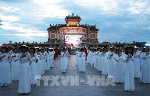 Phụ nữ thành phố Huế quảng bá vẻ đẹp thanh lịch của áo dài. Ảnh: Nguyên Lý - TTXVN