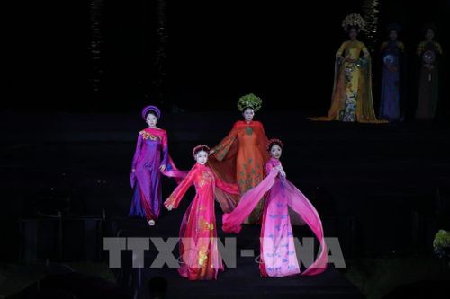 Chương trình nghệ thuật tôn vinh vẻ đẹp áo dài Huế bên dòng sông Hương. Ảnh: Mai Trang - TTXVN