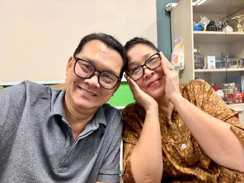Song song với việc góp mặt trong các dự án điện ảnh, NSƯT Hữu Châu và NSND Hồng Vân vẫn duy trì hoạt động sân khấu. (Ảnh: FBNV)