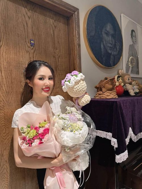 Lê Phương thường cập nhật những khoảnh khắc đời thường lẫn công việc ở trên mạng xã hội. Ảnh: FBNV