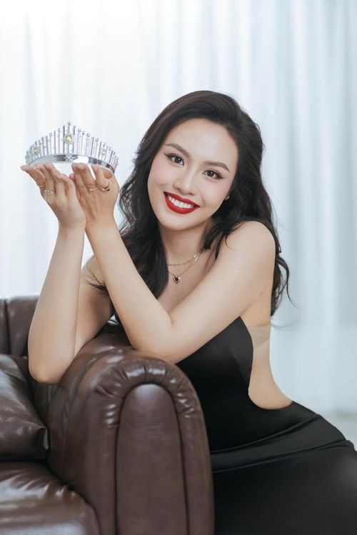 Thủy Tiên ngày càng trưởng thành sau 4 năm được danh hiệu Á hậu 2. 