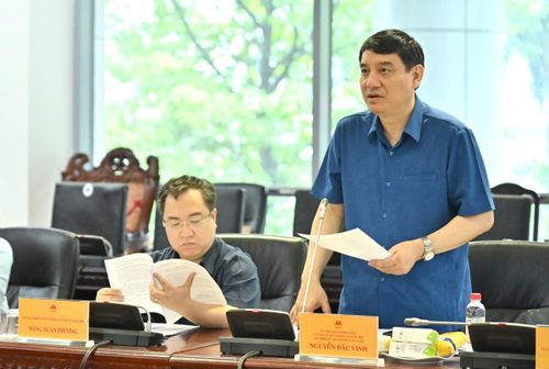 Ủy viên Trung ương Đảng, Chủ nhiệm Ủy ban Văn hóa và Xã hội Nguyễn Đắc Vinh phát biểu tại phiên họp. Ảnh: Quang Khánh