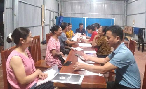 Người dân xã Kiều Phú, thành phố Hà Nội mang sổ đỏ và căn cước công dân đến các nhà văn hóa để làm sạch dữ liệu đất đai. Ảnh: Hoàng Sơn