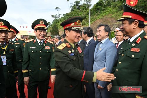 Đại tướng Khăm Liêng - Ụ Thạ Cay Sỏn xúc động và vui mừng trước sự chào đón của đoàn đại biểu cấp cao Bộ Quốc phòng Việt Nam. Ảnh: Nguyên Khánh 