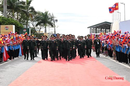 Đại tướng Phan Văn Giang, Ủy viên Bộ Chính trị, Phó Bí thư Quân ủy Trung ương, Phó Thủ tướng Chính phủ, Bộ trưởng Bộ Quốc phòng Việt Nam cùng đoàn đón Đại tướng Khăm Liêng - Ụ Thạ Cay Sỏn và đoàn đại biểu Lào.