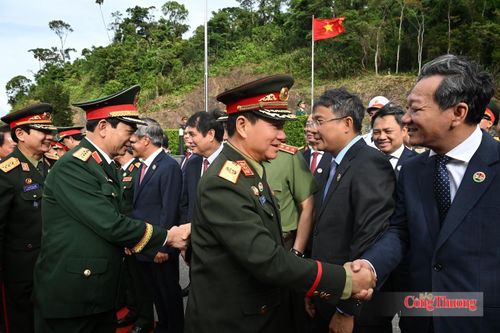 Các đại biểu chào đón hai Phó Thủ tướng, Bộ trưởng Bộ Quốc phòng hai nước Việt Nam - Lào. Ảnh: Nguyên Khánh