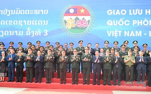 Thắm tình hữu nghị hai nước tại Cửa khẩu Thanh Thủy, Nghệ An. Ảnh: Nguyên Khánh
