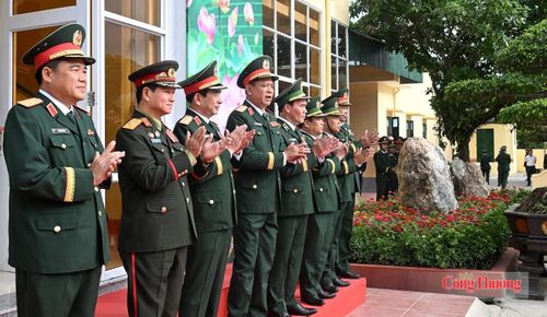 Các đại biểu xem màn biểu diễn võ thuật của Bộ đội Biên phòng tỉnh Nghệ An. Ảnh: Nguyên Khánh