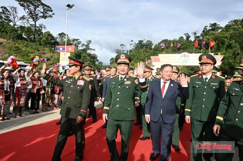 Phó Thủ tướng, Bộ trưởng Bộ Quốc phòng 2 nước chào bà con nhân dân xã Kim Bảng, tỉnh Nghệ An. Ảnh: Nguyên Khánh