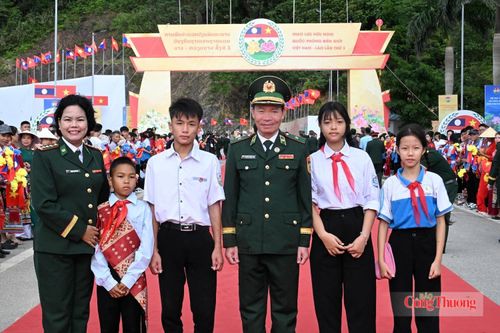 Thiếu tướng Nguyễn Xuân Toàn, Chủ nhiệm Chính trị Bộ đội Biên phòng cùng các con nuôi của đồn trước giờ đón đoàn. Ảnh: Nguyên Khánh