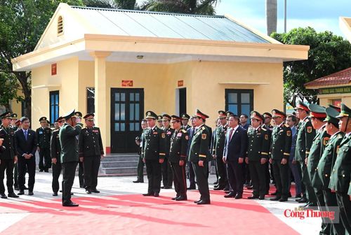 Đại diện Đồn Biên phòng Cửa khẩu Thanh Thủy báo cáo trước hai Bộ trưởng. Ảnh: Nguyên Khánh