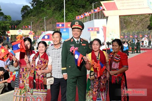 Thượng tướng Nguyễn Trường Thắng, Ủy viên Ban Chấp hành Trung ương Đảng, Ủy viên Thường vụ Quân ủy Trung ương, Thứ trưởng Bộ Quốc phòng cùng nhân dân tỉnh Nghệ An. Ảnh: Nguyên Khánh