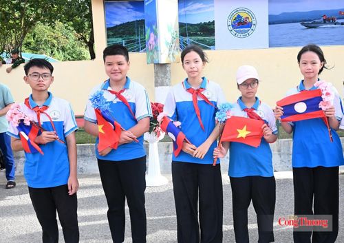Em học sinh Nguyễn Thị Khánh lớp 9 (thứ 3 từ trái qua), Trường THCS Hưng Thịnh, tỉnh Nghệ An cùng các bạn trước giờ đón đoàn. Ảnh: Nguyên Khánh