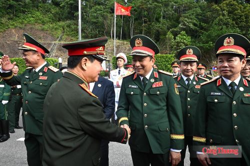 Thượng tướng Phùng Sĩ Tấn, Phó Tổng Tham mưu trưởng Quân đội nhân dân Việt Nam chào đón Đại tướng Khăm Liêng - Ụ Thạ Cay Sỏn cùng đoàn sang tham gia chương trình giao lưu. Ảnh: Nguyên Khánh