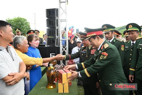Hai Đại tướng cùng đoàn đại biểu tham quan khu trưng bày nông sản sạch, dược liệu quý và sản phẩm thủ công truyền thống của người dân miền Tây Nghệ An. Ảnh: Nguyên Khánh