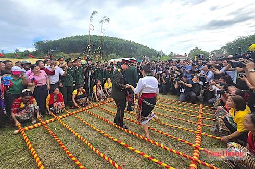 Những bộ trang phục truyền thống rực rỡ sắc màu, tiếng cồng chiêng, tiếng khắc luống hòa cùng điệu múa, điệu nhảy đã tạo nên không gian lễ hội đậm đà bản sắc văn hóa của cộng đồng các dân tộc sinh sống dọc dãy Trường Sơn. Ảnh: Nguyên Khánh 