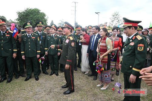 Các đại biểu tham gia trò chơi ném còn, nét đẹp văn hóa lâu đời của đồng bào dân tộc Thái ở Nghệ An. Ảnh: Nguyên Khánh