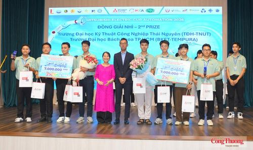 PGS. TS. Đàm Sao Mai - Phó Hiệu trưởng Trường Đại học Công nghiệp TP. Hồ Chí Minh và ông Hiroo Ota - Giám đốc Ngành hàng Tự động hóa Mitsubishi Electric trao giải Nhì cho 2 đội Trường Đại học Kỹ thuật Công nghiệp Thái Nguyên và Trường Đại học Bách khoa TP. Hồ Chí Minh.