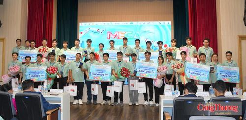 Ban Tổ chức trao 9 giải phụ cho các đội thi.