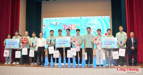 Ông Nguyễn Xuân Hồng - Phó Hiệu trưởng Trường Đại học Công nghiệp TP. Hồ Chí Minh và ông Lê Văn Đông - Giám Đốc Phòng Kế hoạch Kinh doanh Sản phẩm tự động hóa Mitsubishi Electric trao giải Ba cho các đội thi.