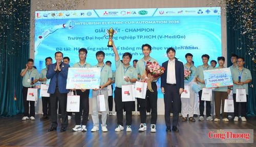 PGS. TS. Phan Hồng Hải - Hiệu trưởng Trường Đại học Công nghiệp TP. Hồ Chí Minh và ông Tsuyoshi Hidaka - Giám đốc Bộ phận Quản trị Kinh doanh Mitsubishi Electric Việt Nam trao giải quán quân cho đội Trường Đại học Công nghiệp TP. Hồ Chí Minh.