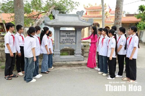 Cô và trò Trường THCS Tố Như thăm nhà thờ Hoàng Giáp, Tướng Công Nguyễn Cẩn.