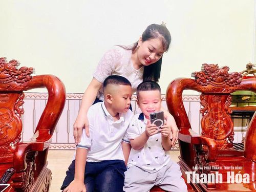 Qua những cuộc gọi video, mẹ con chị Bùi Thị Hiền cảm nhận được tình cảm của người chồng, người cha nơi biên giới.