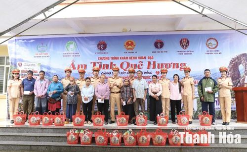 Phòng Cảnh sát Giao thông, Công an tỉnh Thanh Hóa (PC08) trao quà cho người có công và các gia đình có hoàn cảnh khó khăn trên địa bàn xã Trung Lý.