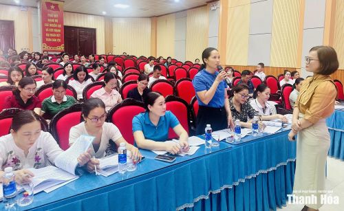 Phụ huynh và giáo viên đặt câu hỏi, thảo luận với các diễn giả về giải pháp xây dựng môi trường hòa nhập cho trẻ tự kỷ.