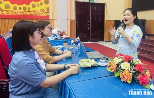 Bà Phạm Thị Kim Tâm - Chủ tịch Mạng lưới Tự kỷ Việt Nam trao đổi, chia sẻ cách nhận biết và hỗ trợ trẻ tự kỷ.