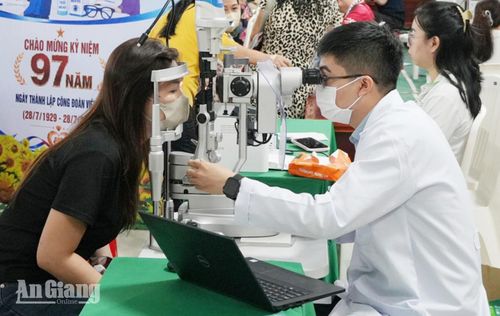 Đoàn viên, người lao động được khám mắt miễn phí.