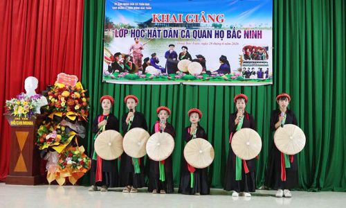 Trẻ em thôn Đá Bờ học hát quan họ.