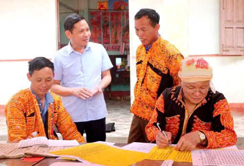 Lãnh đạo xã Tuấn Đạo trò chuyện cùng bà con đồng bào dân tộc Dao thôn Đá Bờ.