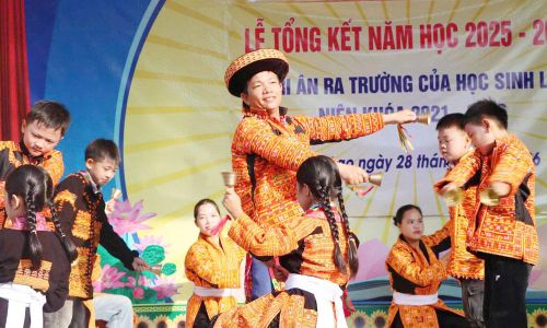 Trưởng thôn Trần Văn Hanh cùng trẻ em dân tộc Dao say sưa trong điệu múa chuông.