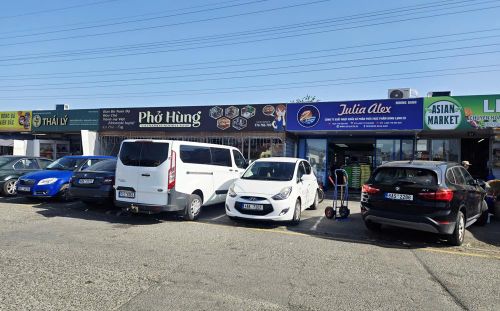  Khu ẩm thực có đủ các món ăn, đồ uống như ở Việt Nam. 
