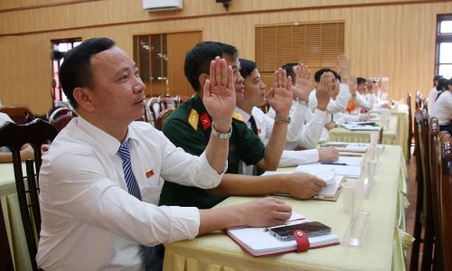  Các đại biểu HĐND xã Chi Lăng biểu quyết thông qua Nghị quyết. 