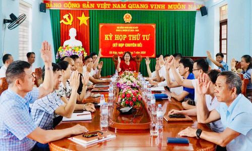  Các đại biểu HĐND xã biểu quyết thông qua Nghị quyết tán thành chủ trương thành lập phường Kép. 
