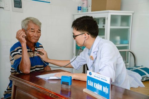 Bệnh viện Việt - Hàn thực hiện khám sức khỏe miễn phí cho người dân. Ảnh: H.B