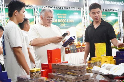 Du khách nước ngoài tìm hiểu các sản phẩm trầm hương tại một cơ sở đến từ Tiên Phước. Ảnh: VINH ANH