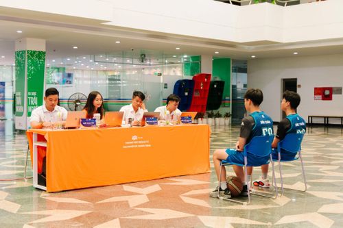 Thí sinh tham gia tìm kiếm học bổng tại Trường Tiểu học, THCS và THPT FPT Đà Nẵng. Ảnh: NGỌC HÀ