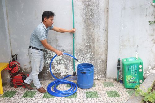 Nhiều hộ dân ở khối phố Hà Đông, phường Điện Bàn Bắc vẫn đang sử dụng nguồn nước ngầm bị ô nhiễm và đề nghị được kéo đường ống cấp nước sạch từ xã Hòa Tiến sang. Ảnh: HOÀNG HIỆP