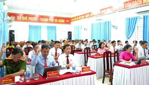 Các đại biểu HĐND xã Quế Phước biểu quyết thông qua nghị quyết tại kỳ họp. Ảnh: MINH THÔNG