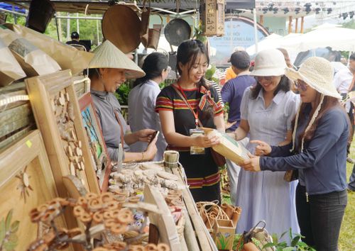 Trà Leng đang đẩy mạnh các hoạt động xúc tiến thương mại với cây quế và các sản phẩm từ cây quế. Ảnh: PHAN VINH