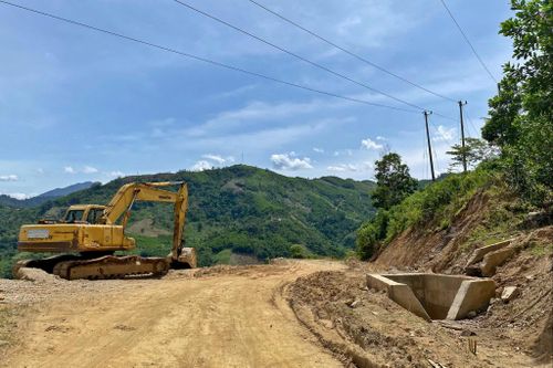 Dự án mở rộng, nâng cấp tuyến đường ĐH8 đi xã Trà Bùi cũ được người dân xã Trà Đốc kỳ vọng mở ra cơ hội phát triển mới. Ảnh: HOÀNG ĐẠO