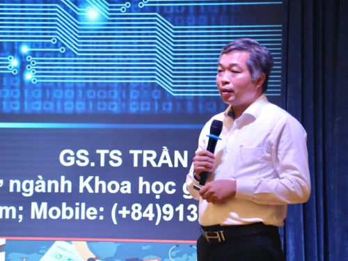 GS.TS Trần Trung, Vụ phó Vụ Chính sách, Bộ Dân tộc và Tôn giáo phát biểu tham luận tại hội thảo. Ảnh: QUỐC TUẤN