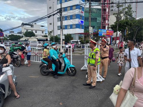 Lực lượng Cảnh sát giao thông giữ gìn trật tự quanh khu vực khán đài chính. Ảnh: QUỐC CƯỜNG