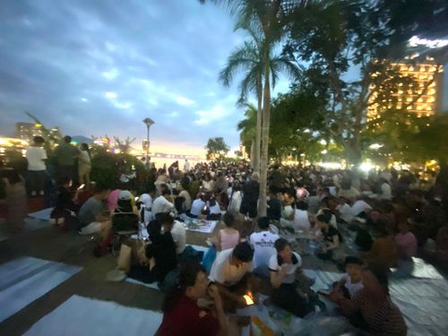 Khi thành phố lên đèn, người dân và du khách háo hức đợi chờ “bữa tiệc ánh sáng” trong đêm chung kết. Ảnh: HP