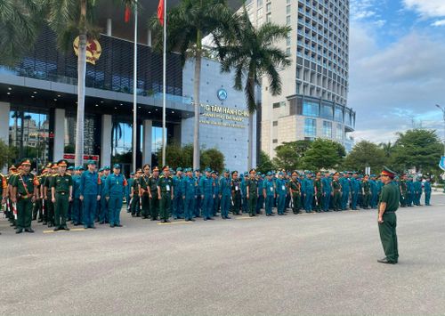 Các lực lượng Công an thành phố ra quân đảm bảo an toàn cho đêm chung kết DIFF 2026. Ảnh: VĨNH LỘC