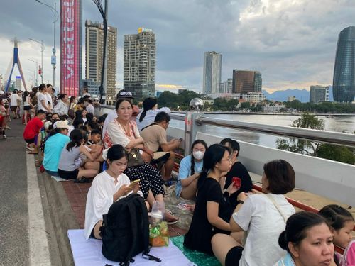 Khu vực trên cầu sông Hàn chật kín khán giả. Ảnh: VĨNH LỘC