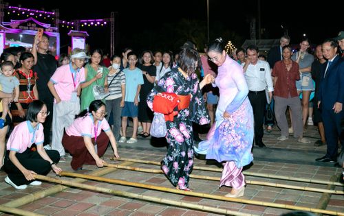 Các đại biểu giao lưu nhảy sạp, một trò chơi dân gian của Việt Nam. Ảnh: NGỌC HÀ